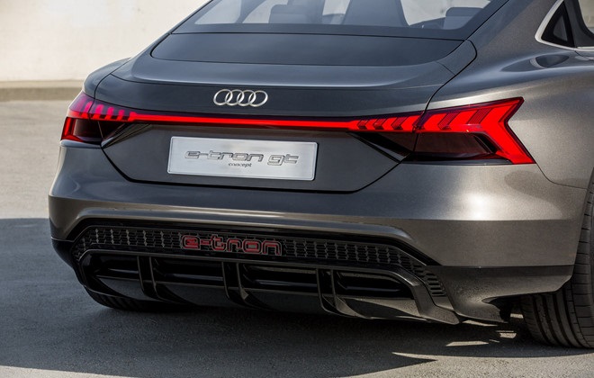 Đuôi xe Audi e-tron GT...
