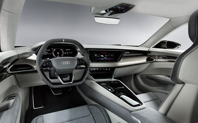 Khoang cabin hiện đại và tối giản của e-tron GT...