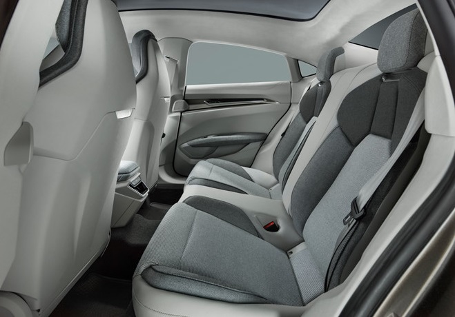 Hàng ghế sau trên Audi e-tron GT...