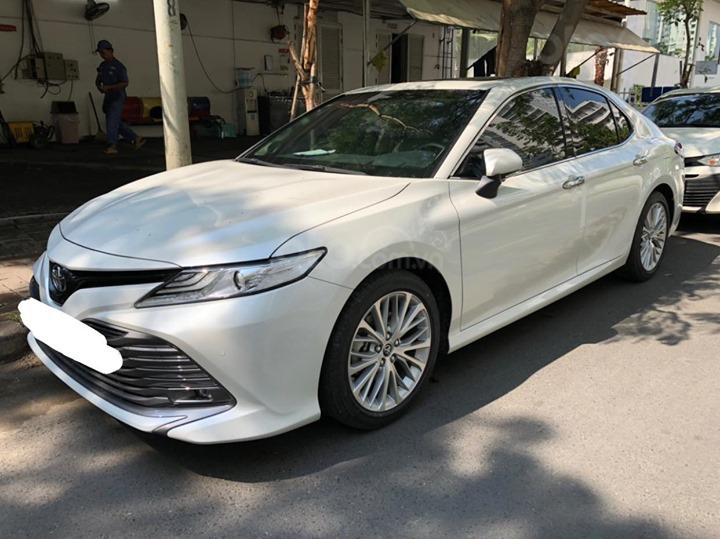Toyota Camry 2019 chưa đăng kiểm, đi 900km đã rao bán với giá sốc a1