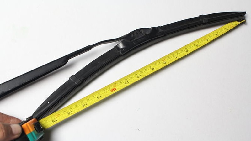 Hãy đo kích thước của lưỡi gạt cũ để mua chiếc mới tương thích