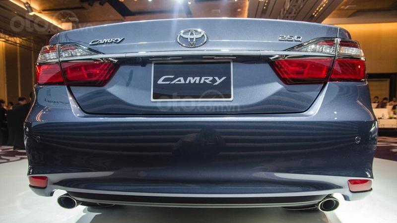 Đuôi xe Toyota Camry 2.5Q 2018...