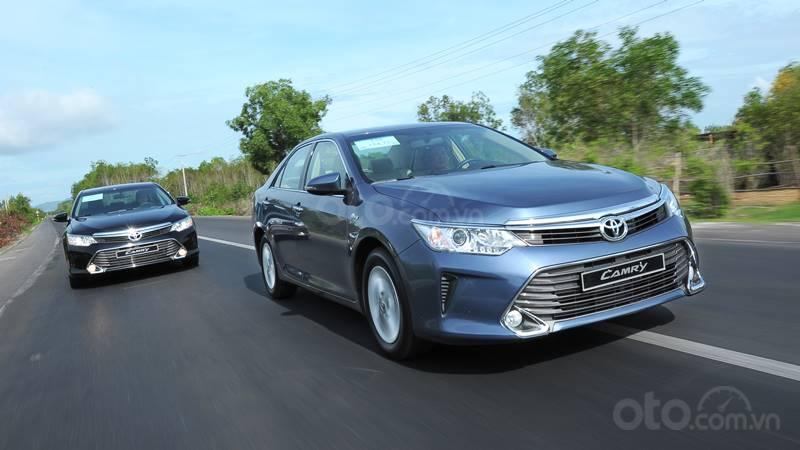 So sanh Toyota Camry 2.5Q the he moi va the he cu tai Viet Nam