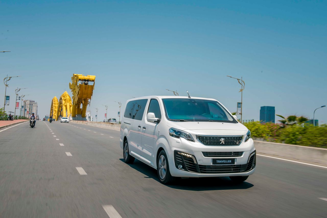 Ảnh chụp Peugeot Traveller 2019 từ phía bên trước