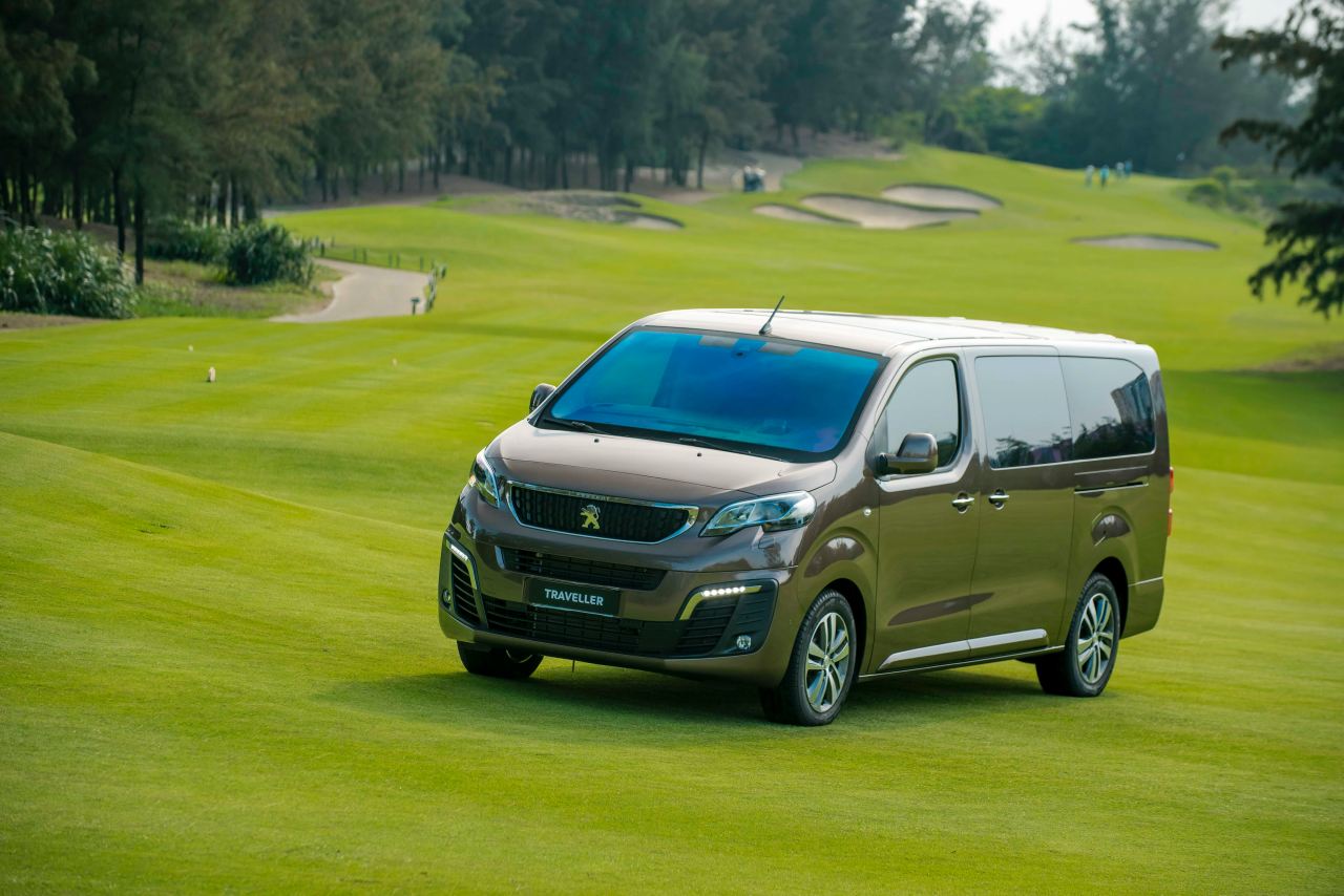 Đánh giá xe Peugeot Traveller 2019: Ngoại hình vuông vức Ảnh chụp đầu xe Peugeot Traveller 2019 màu cam