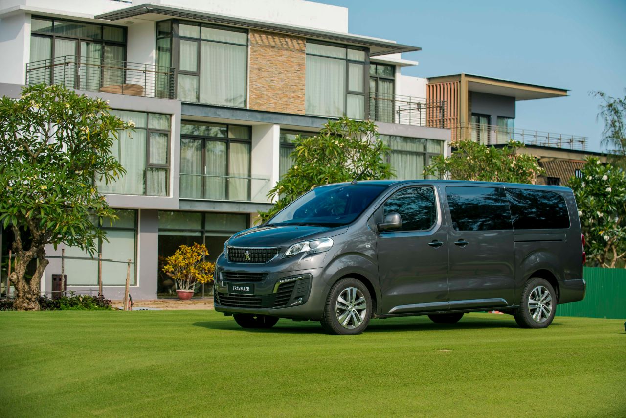 Ảnh chụp trước xe Peugeot Traveller 2019