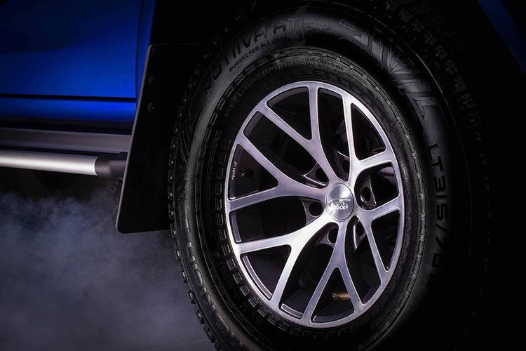 Soi chi tiết chiếc Isuzu D-Max Safirn cực hiếm, chỉ tồn tại 10 chiếc trên thế giới 4 Soi chi tiết chiếc Isuzu D-Max Safirn cực hiếm, chỉ tồn tại 10 chiếc trên thế giới a4