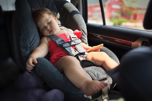 Thống kê tại Mỹ cho thấy cứ 9 ngày lại có cha mẹ để lại con trên ô tô a1