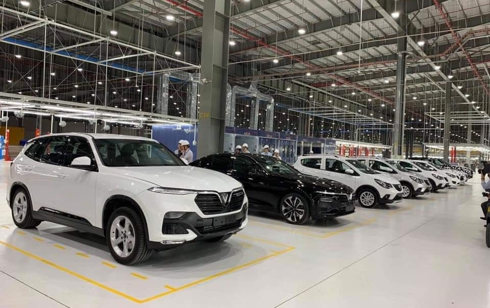 Loạt xe VinFast đang trong quá trình hoàn thiện tại nhà máy sản xuất...