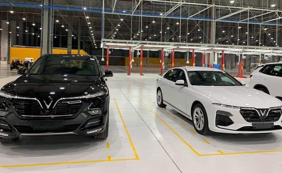 Hai mẫu xe LUX bên trong nhà máy VinFast...
