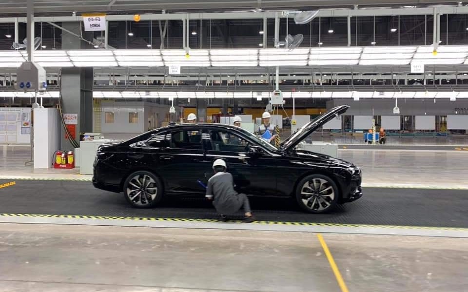 Chiếc sedan VinFast LUX A2.0 đang được hoàn thiện...