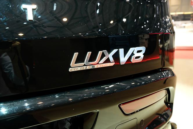 Ảnh chụp logo V8 xe VinFast LUX V8 2019