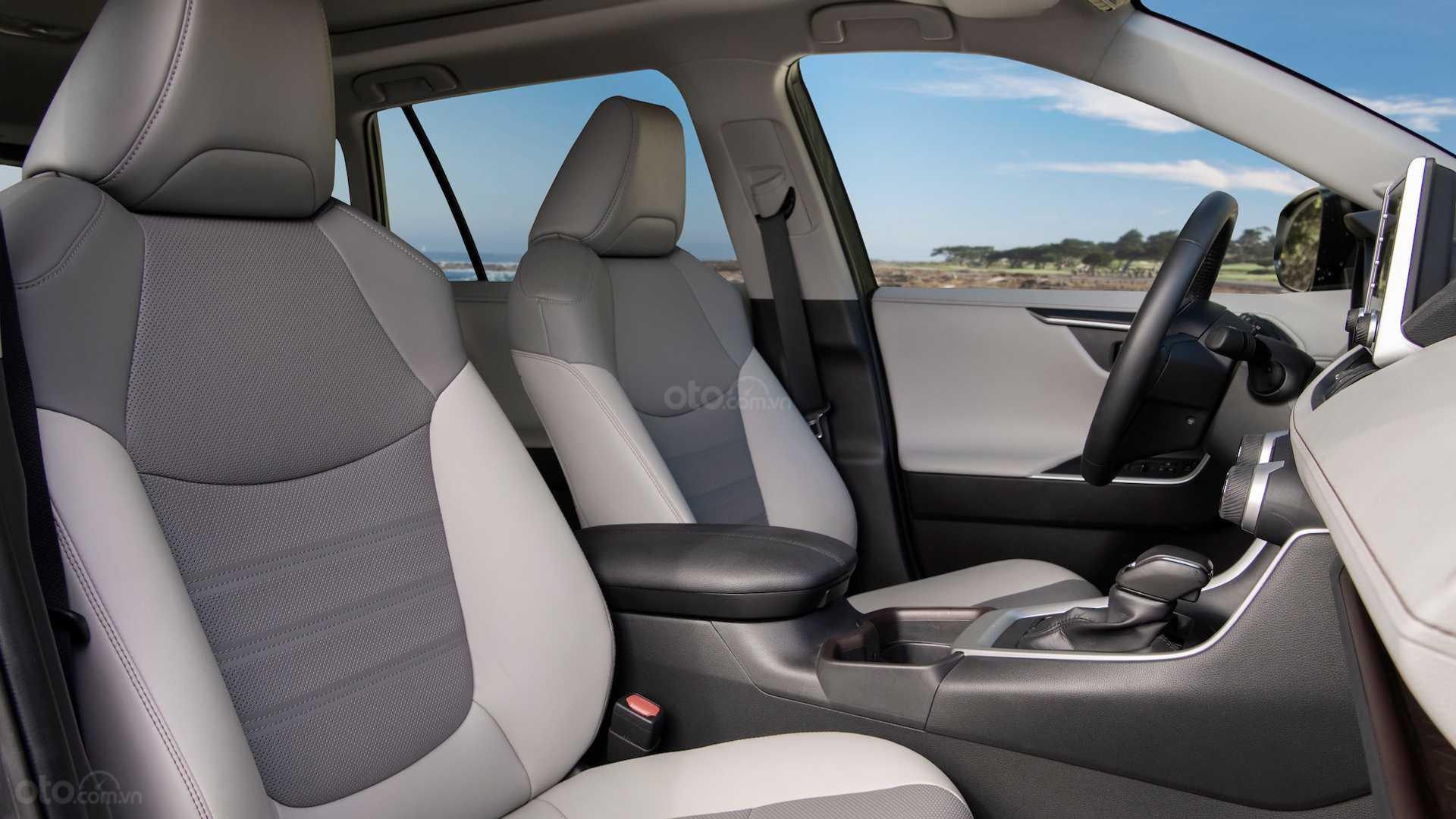 Cabin rộng rãi của Toyota RAV4 2019.