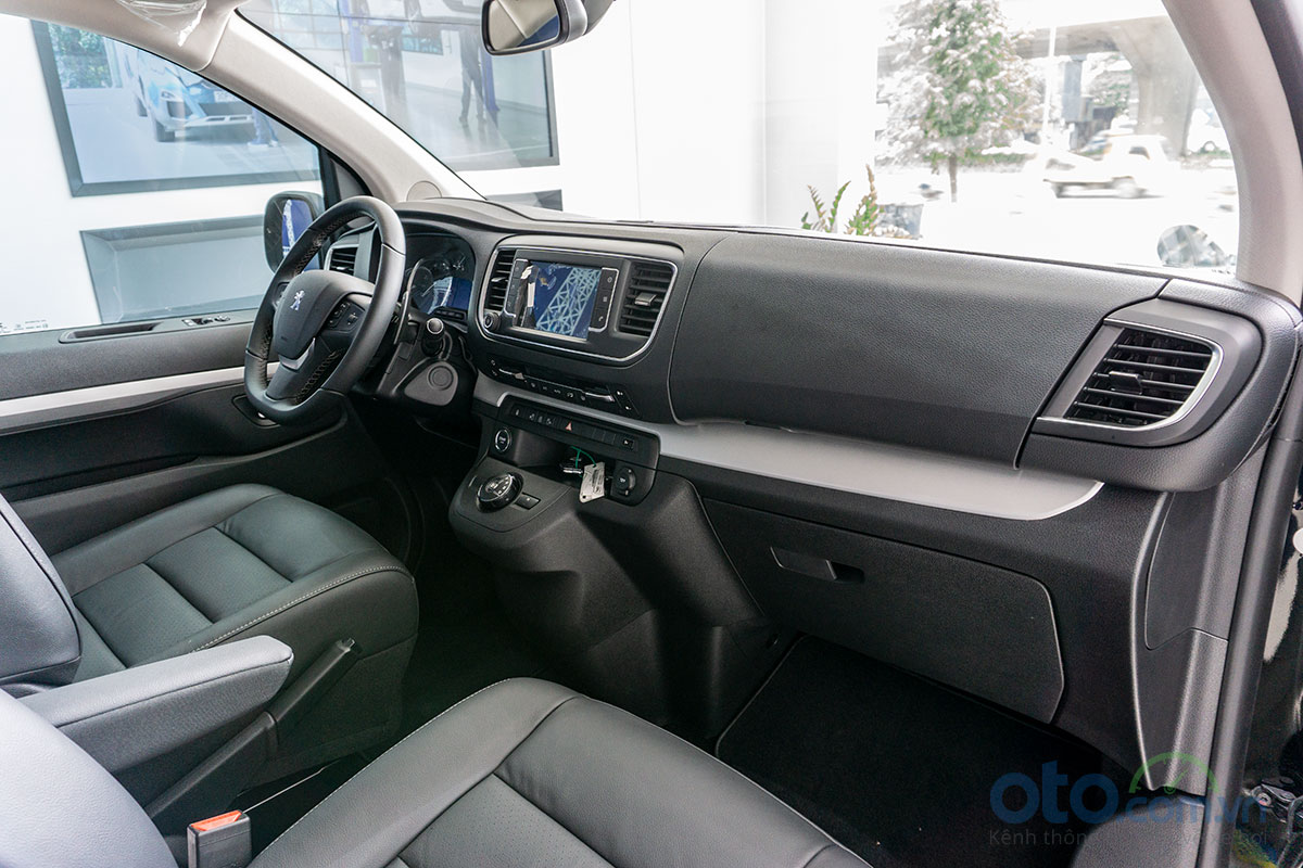 Peugeot Traveller Luxury tại đại lý 2.