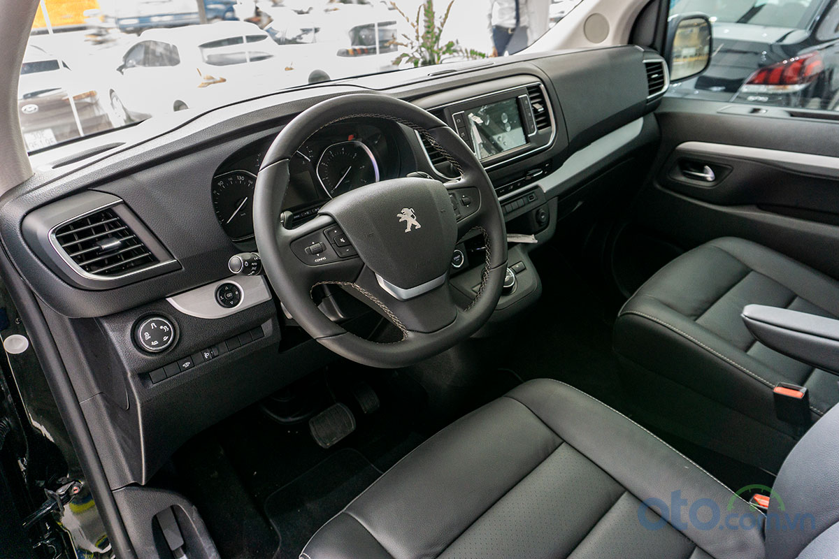 Peugeot Traveller Luxury tại đại lý 1.