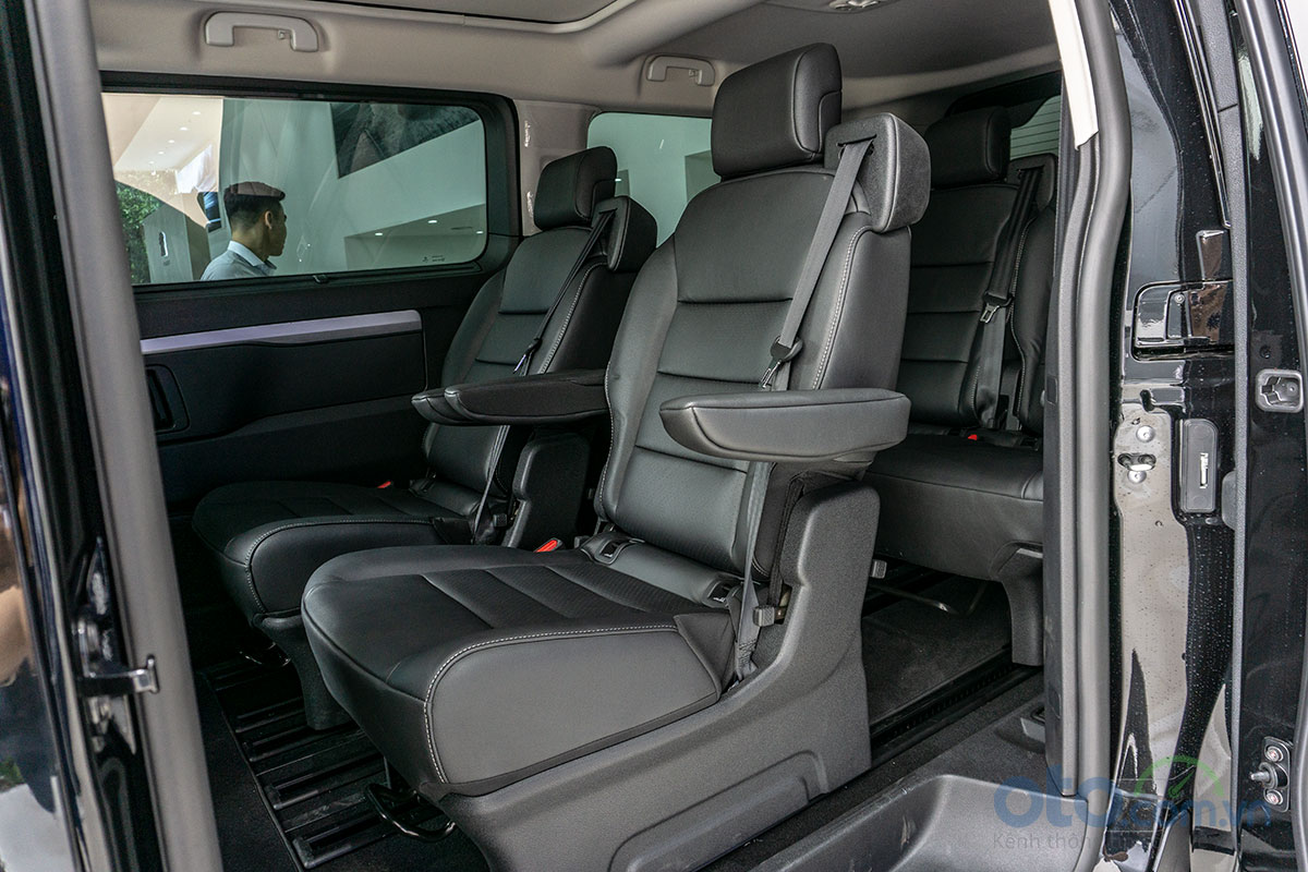 Peugeot Traveller Luxury tại đại lý 3.
