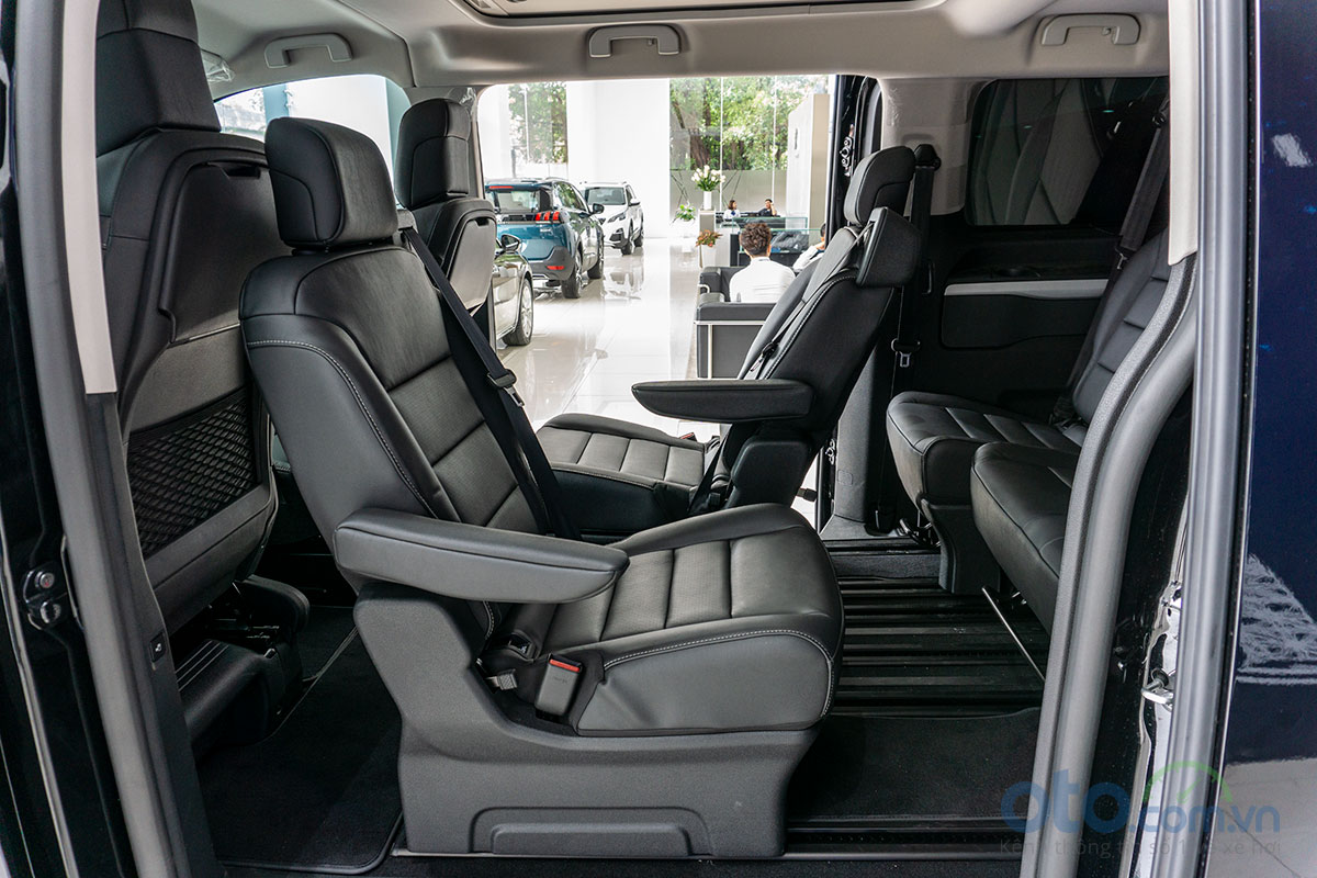 Peugeot Traveller Luxury tại đại lý 4.