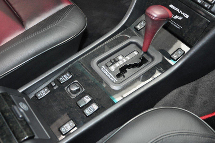 Soi Mercedes E60 AMG 500E 1995 cực hiếm có giá 396 triệu đồng 8 Soi Mercedes E60 AMG 500E 1995 cực hiếm có giá 396 triệu đồng a8