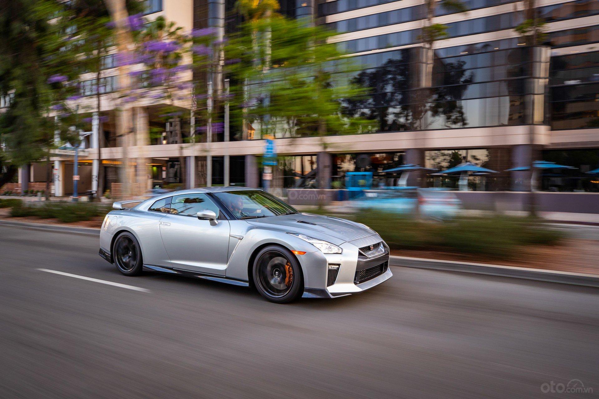 Nissan GT-R R35 thân xe