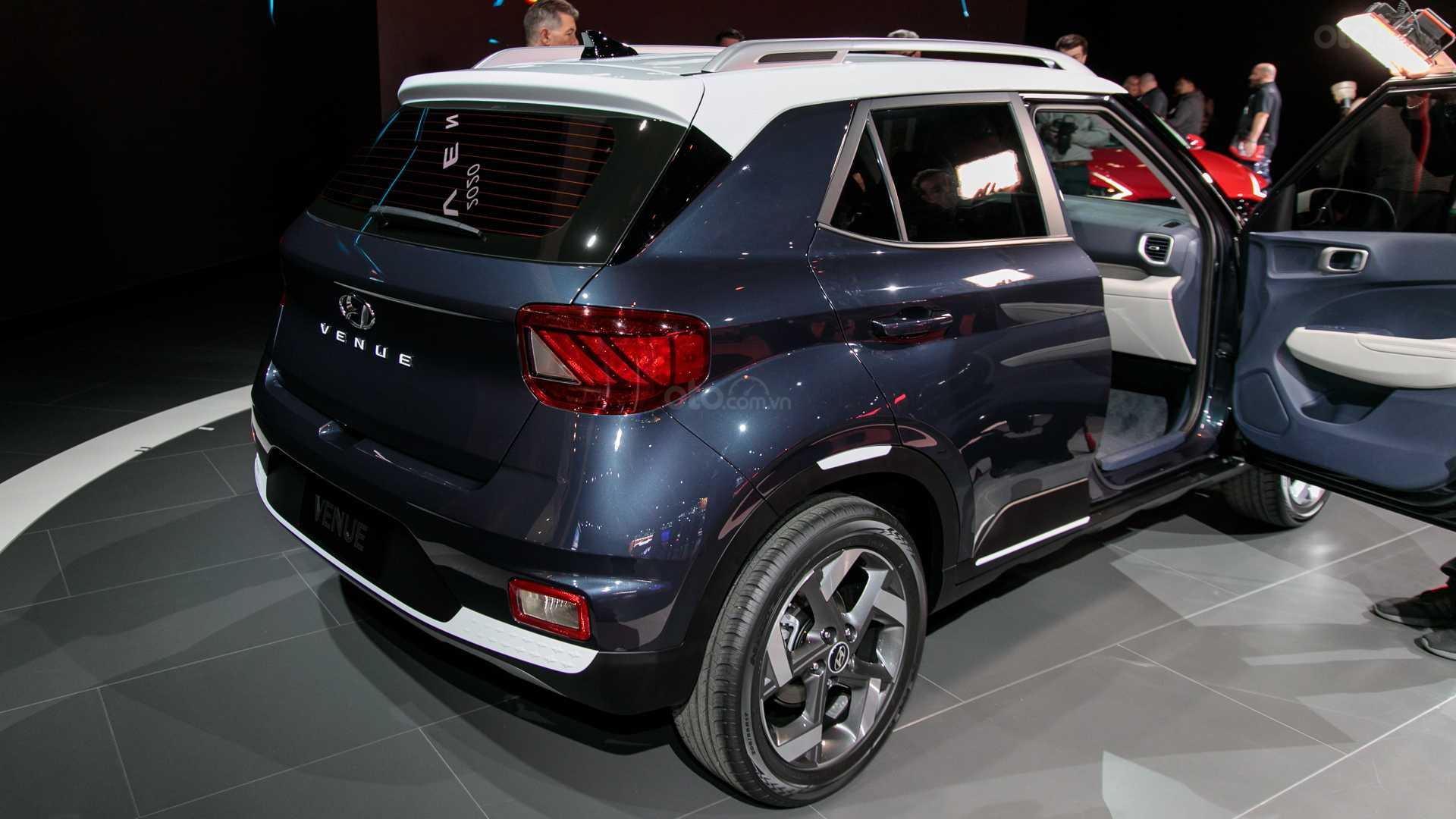 Đánh giá Hyundai Venue 2020 - góc 3/4 đuôi xe