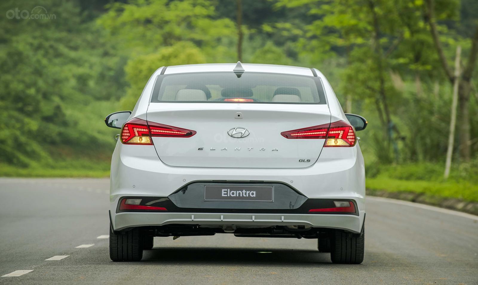 Đuôi xe Hyundai Elantra 2019...
