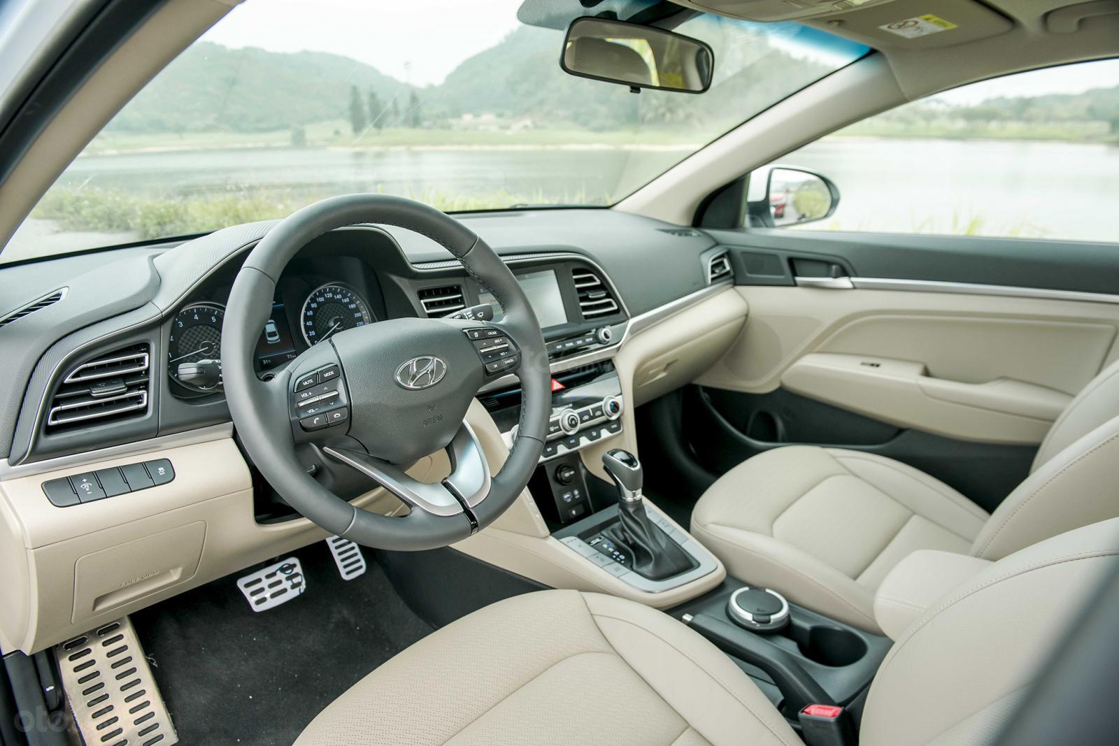 Khoang cabin Hyundai Elantra 2.0 2019...