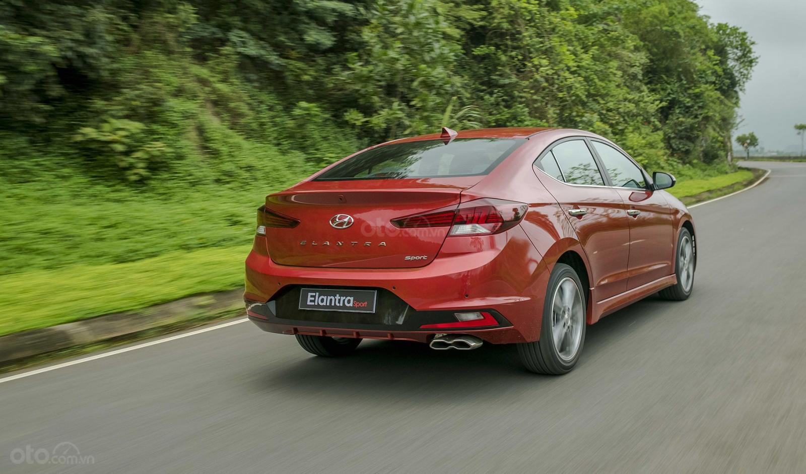 Đuôi xe Hyundai Elantra Sport 2019...