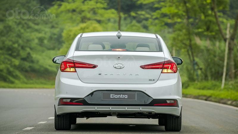 Đuôi xe Hyundai Elantra 2019...