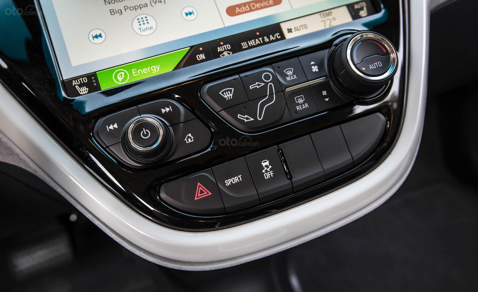 Ưu nhược điểm của xe Chevrolet Bolt 2019: Hệ thống thông tin giải trí hiện đại Cụm điều khiển xe Chevrolet Bolt 2019