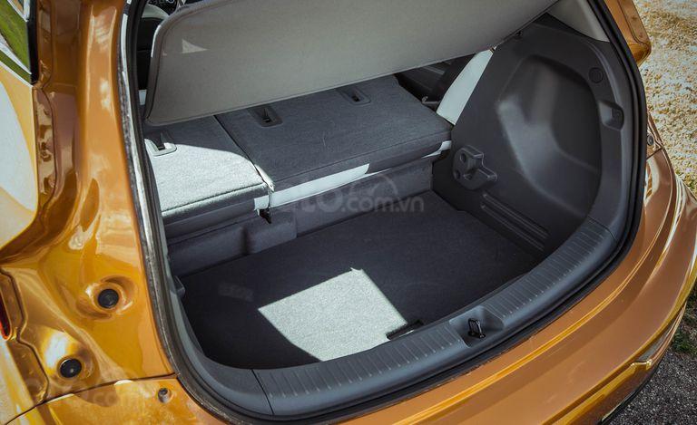 Ưu nhược điểm của xe Chevrolet Bolt 2019: Khoang hành lý vô cùng rộng rãi Khoang hành lý của Chevrolet Bolt 2019