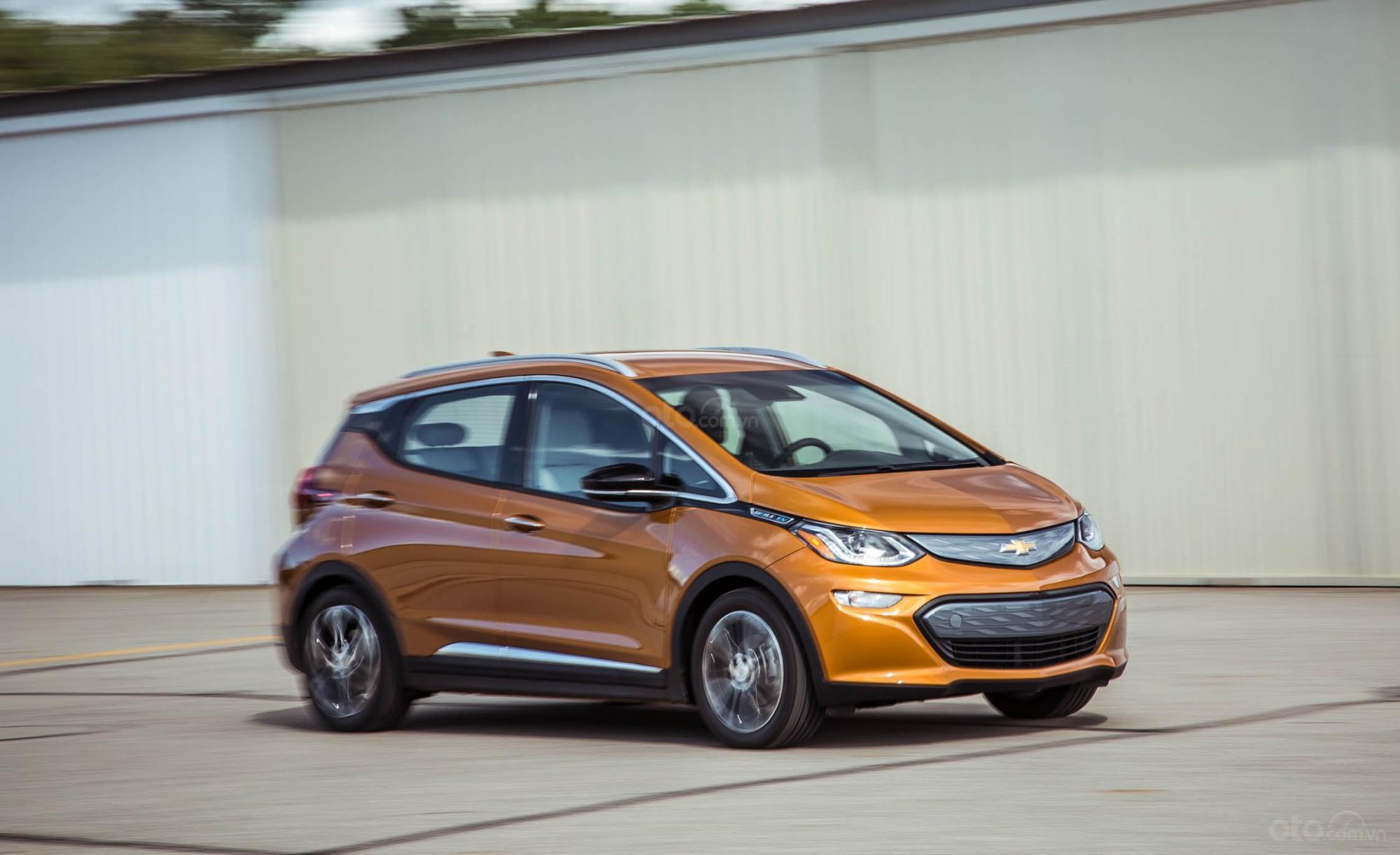 Ưu nhược điểm của xe Chevrolet Bolt 2019: Quãng đường hoạt động dài chỉ sau một lần sạc Góc 3/4 đầu xe Chevrolet Bolt 2019