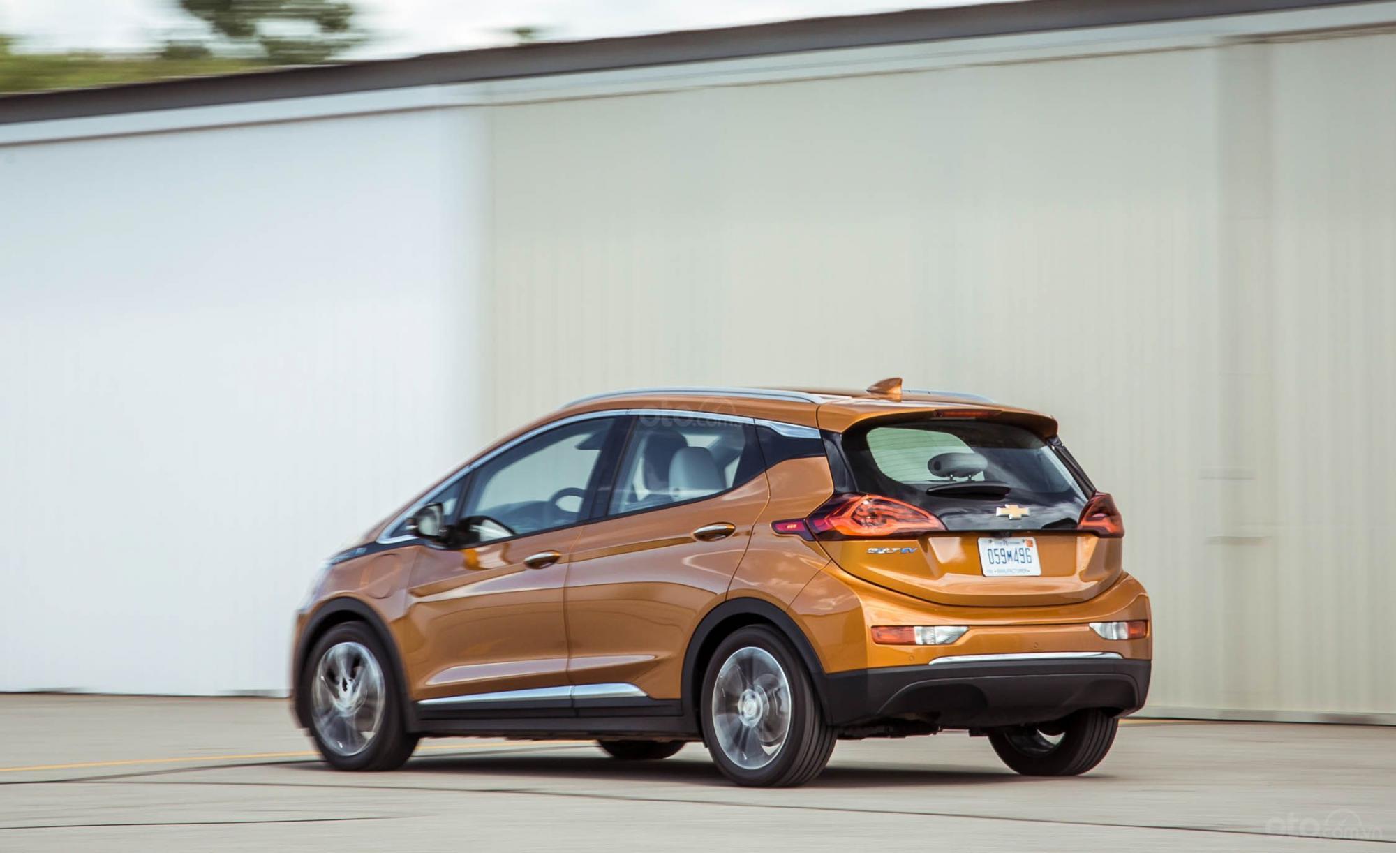 Ưu nhược điểm của xe Chevrolet Bolt 2019: Trải nghiệm lái mượt mà và mạnh mẽ Góc 3/4 đuôi xe Chevrolet Bolt 2019