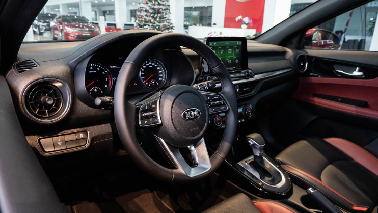 Kia Cerato 2019 và Hyundai Elantra 2019 có khoang nội thất rộng rãi tương đương nhau.