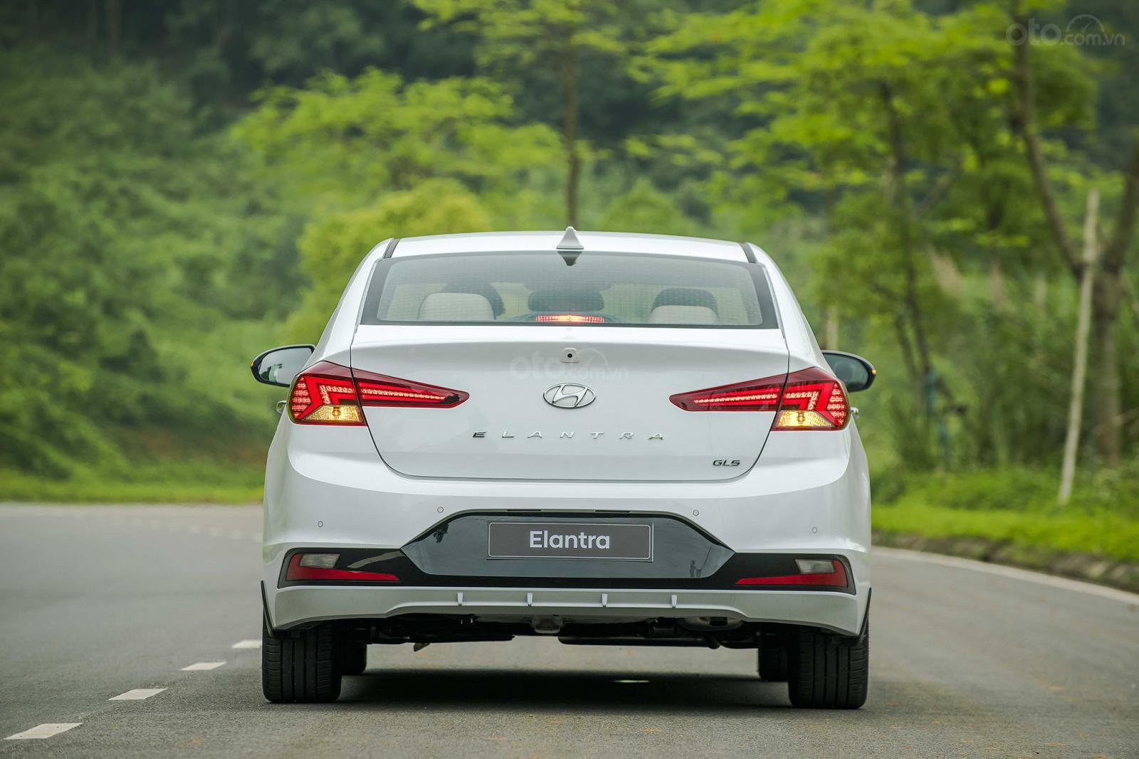 So sánh xe Hyundai Elantra 2019 và Kia Cerato 2019 về thân và đuôi xe 14