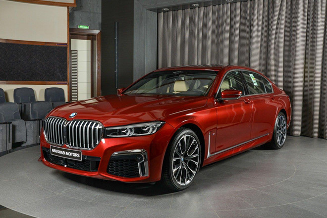 Cận cảnh chiếc BMW 730Li mạnh mẽ dù sử dụng động cơ 2.0L 2 Cận cảnh chiếc BMW 730Li mạnh mẽ dù sử dụng động cơ 2.0L a2