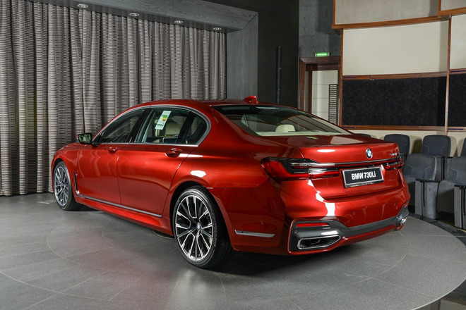 Cận cảnh chiếc BMW 730Li mạnh mẽ dù sử dụng động cơ 2.0L 7 Cận cảnh chiếc BMW 730Li mạnh mẽ dù sử dụng động cơ 2.0L a7