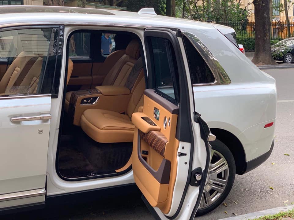 Siêu SUV Rolls-Royce Cullinan 2019 giá trên 40 tỷ đồng dạo phố Hà Nộia9