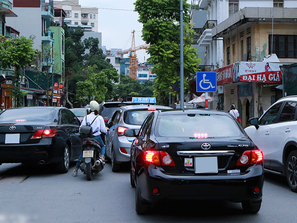 Ô tô đi sai làn đường tại Việt Nam
