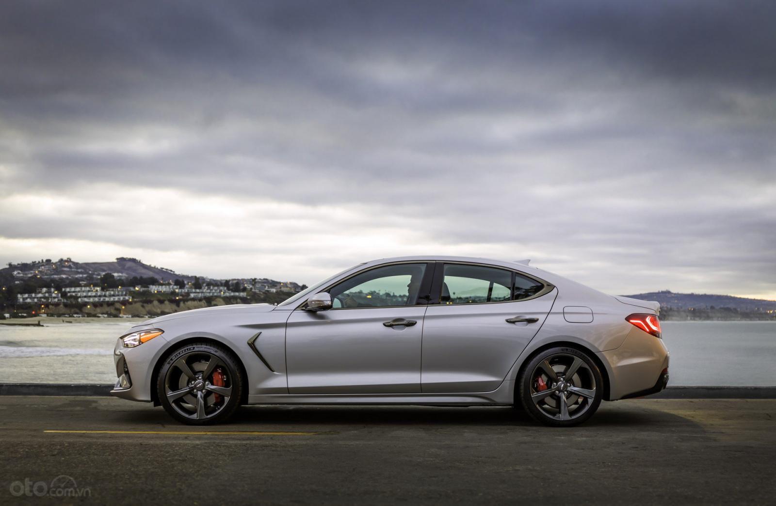 Genesis G70 2019 số sàn vẫn còn gắn bó với khách ruột