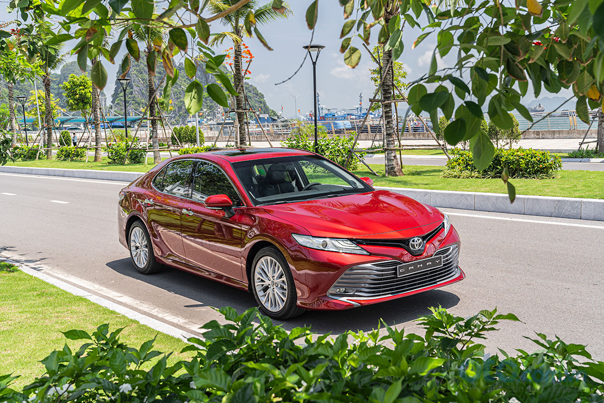 Toyota Camry 2.5Q 2019 van co nhieu diem dang chon du dat hon Mazda 6 Premium 2.5L 2019 toi 208 trieu dong