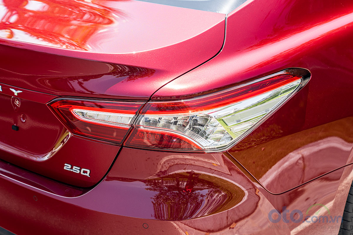 So sánh xe Toyota Camry 2.5Q 2019: Cụm đèn hậu.