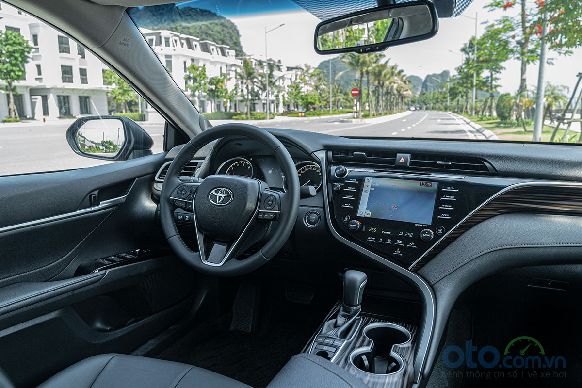 So sánh xe Toyota Camry 2.5Q 2019: khu vực lái.