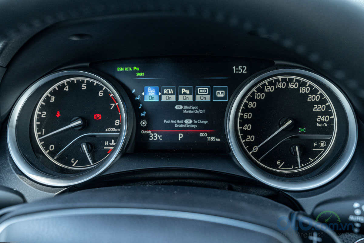 So sánh xe Toyota Camry 2.5Q 2019: Bảng đồng hồ.