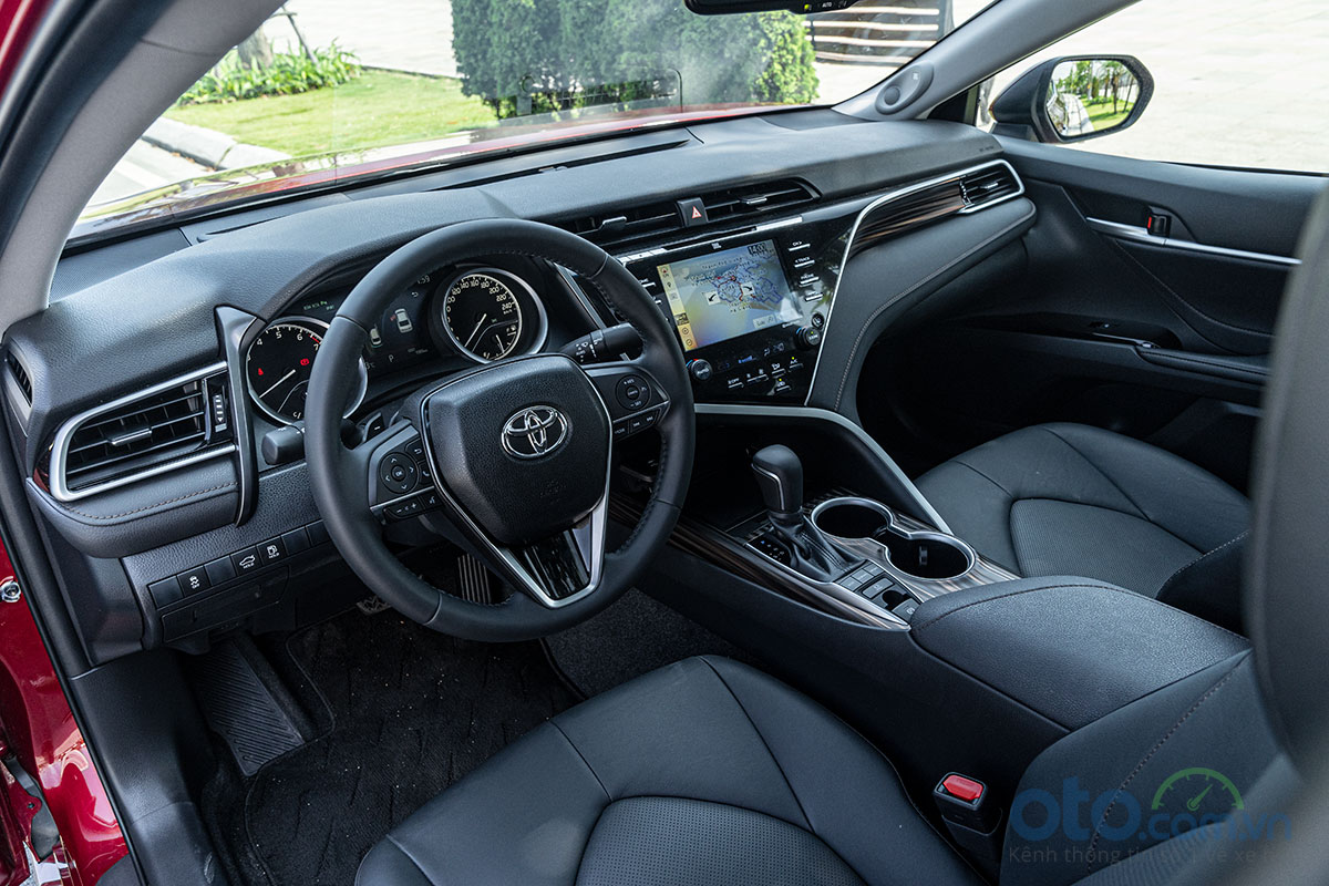 So sánh xe Toyota Camry 2.5Q 2019: Khoang lái.