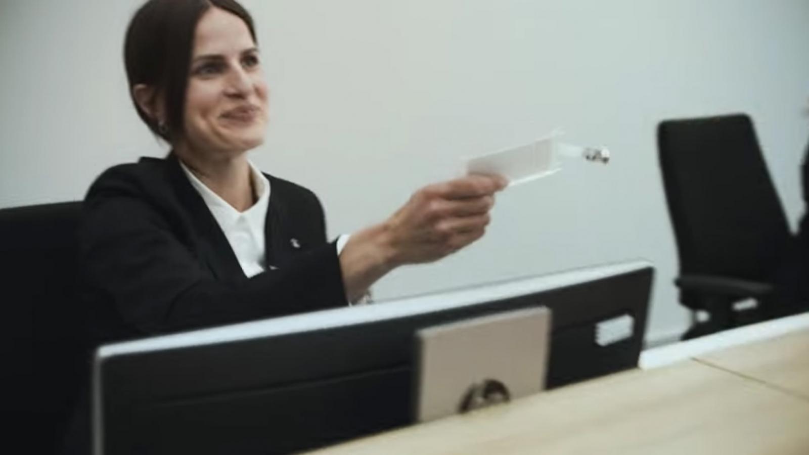 BMW tung video hài về ngày nghỉ hưu của cựu chủ tịch Mercedes-Benz a3