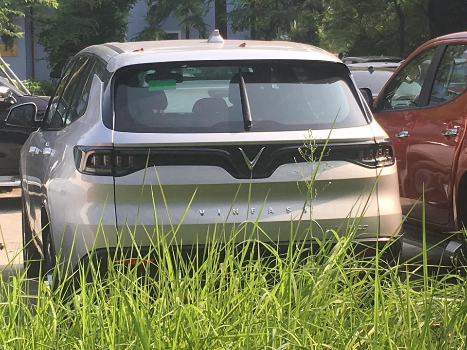 Xe VinFast lộ diện trần trụi tại khu vực đăng kiểm - Ảnh 1.