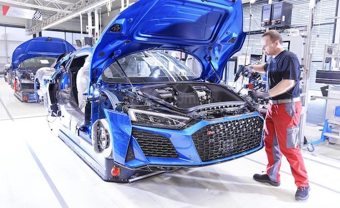 Audi R8 đang được sản xuất