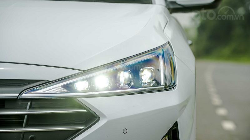 Đèn pha Hyundai Elantra 2.0 2019 Đèn pha Hyundai Elantra 2.0 2019...