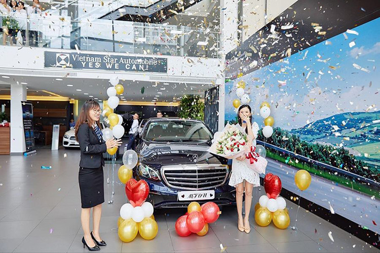 Ngắm chiếc Mercedes E-Class 2019 sang trọng vừa "về đội" hot girl Midu 2 Ngắm chiếc Mercedes E-Class 2019 sang trọng vừa "về đội" hot girl Midu a2