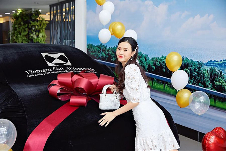 Ngắm chiếc Mercedes E-Class 2019 sang trọng vừa "về đội" hot girl Midu a1